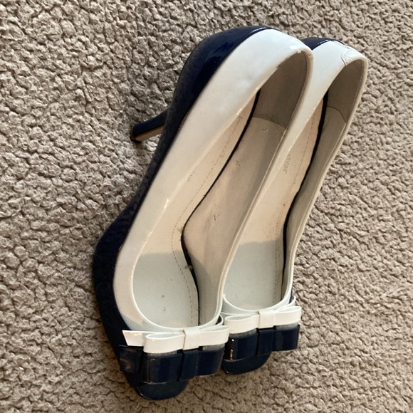 New BCBG Navy and White Peep Toe Heels! - Picture 2 of 6